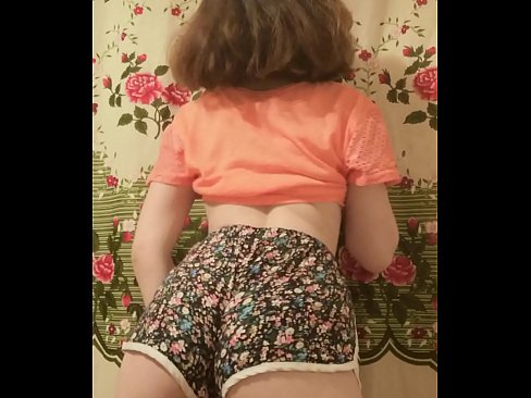 ❤️ Sexet ung babe laver en striptease ved at filme sine shorts på kamera ️ Porno at da.markettass.ru ❌❤